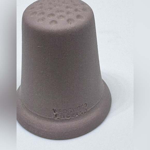 Wedgwood Lilac Jasperware The Spinner Collectible Thimble J1000T - Picture 3 of 4